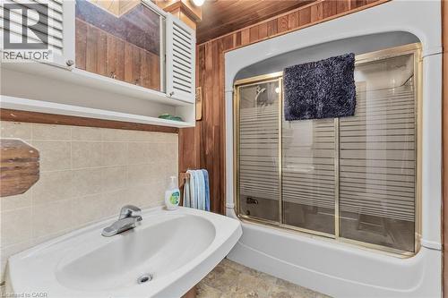 614 Golf Club Road, Hamilton, ON - Indoor Photo Showing Bathroom