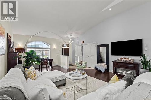 9147 Hendershot Boulevard, Niagara Falls, ON - Indoor Photo Showing Living Room