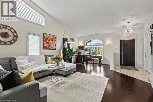 9147 Hendershot Boulevard, Niagara Falls, ON - Indoor Photo Showing Living Room