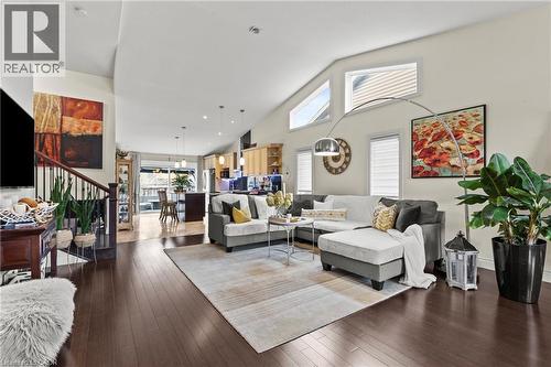 9147 Hendershot Boulevard, Niagara Falls, ON - Indoor Photo Showing Living Room