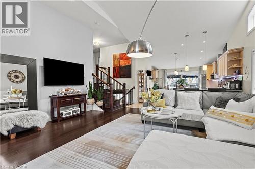 9147 Hendershot Boulevard, Niagara Falls, ON - Indoor Photo Showing Living Room