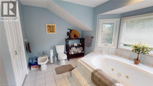 1962 Snake Road, Burlington, ON - Indoor Photo Showing Bathroom