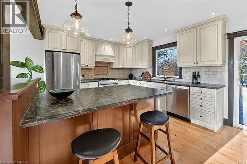 152 Ridge Road W, Grimsby, ON - Indoor Photo Showing Kitchen With Stainless Steel Kitchen With Upgraded Kitchen