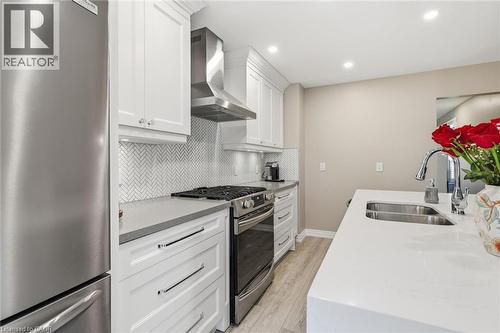 5255 Lakeshore Road Unit# 38, Burlington, ON - Indoor Photo Showing Kitchen With Double Sink With Upgraded Kitchen