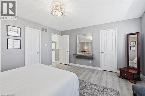 5255 Lakeshore Road Unit# 38, Burlington, ON - Indoor Photo Showing Bedroom
