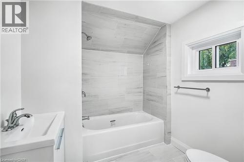 10 Comet Avenue Unit# 2, Hamilton, ON - Indoor Photo Showing Bathroom