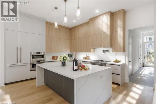 135 Secord Lane, Burlington, ON - Indoor Photo Showing Kitchen With Upgraded Kitchen