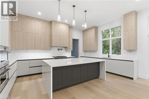 135 Secord Lane, Burlington, ON - Indoor Photo Showing Kitchen With Upgraded Kitchen