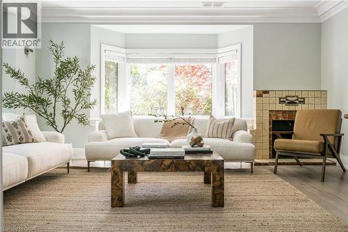 3 Oakwood Place, Hamilton, ON - Indoor Photo Showing Living Room