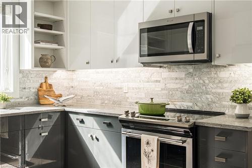 3 Oakwood Place, Hamilton, ON - Indoor Photo Showing Kitchen With Upgraded Kitchen