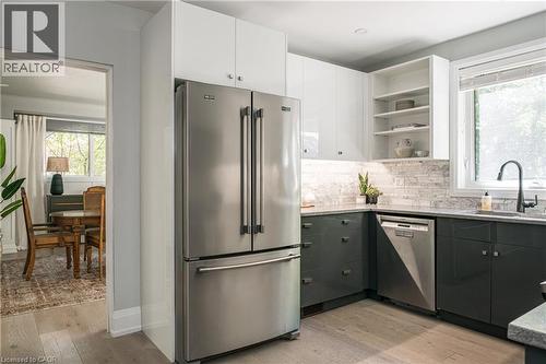 3 Oakwood Place, Hamilton, ON - Indoor Photo Showing Kitchen With Upgraded Kitchen