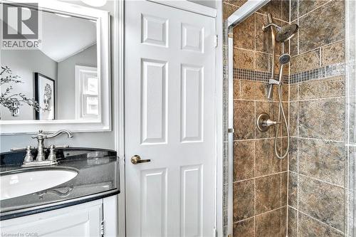 381 Herkimer Street, Hamilton, ON - Indoor Photo Showing Bathroom