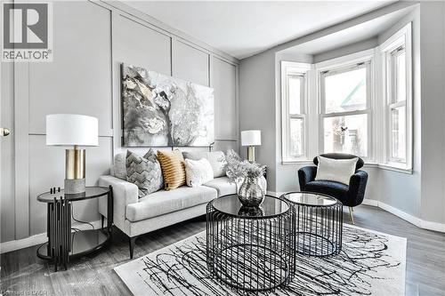 381 Herkimer Street, Hamilton, ON - Indoor Photo Showing Living Room