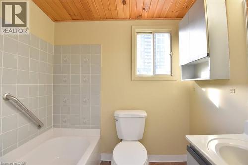 185 Market Street, Hamilton, ON - Indoor Photo Showing Bathroom