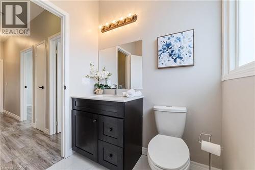 Main 4 piece bath - 4199 Longmoor Drive Unit# 6, Burlington, ON - Indoor Photo Showing Bathroom