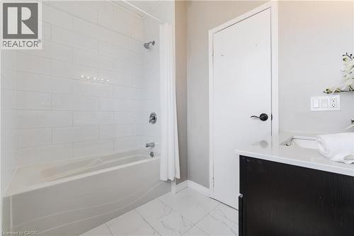 Main bath with tub and shower - 4199 Longmoor Drive Unit# 6, Burlington, ON - Indoor Photo Showing Bathroom