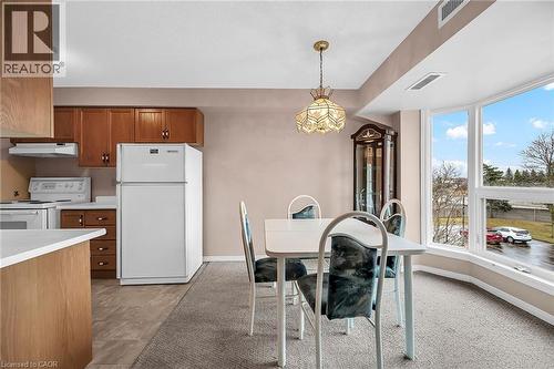 Dining area featuring baseboards and visible vents - 416 Limeridge Road E Unit# 309, Hamilton, ON - Indoor Photo Showing Kitchen