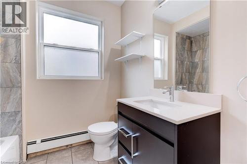 152 Sanford Avenue S, Hamilton, ON - Indoor Photo Showing Bathroom