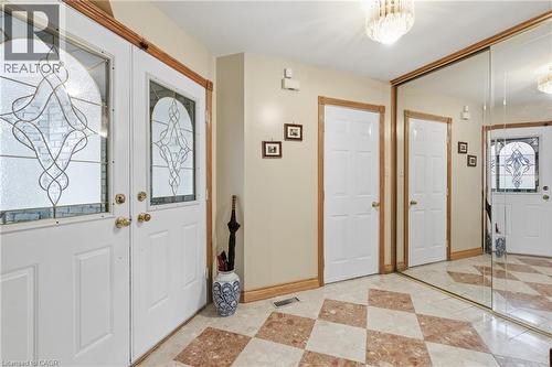 Entryway with inlaid floor details and light tile patterned flooring - 3372 Bobwhite Mews, Mississauga, ON 