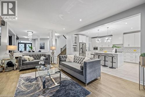 4040 Stadelbauer Drive, Beamsville, ON - Indoor Photo Showing Living Room