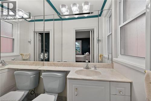842 Forest Glen Avenue, Burlington, ON - Indoor Photo Showing Bathroom