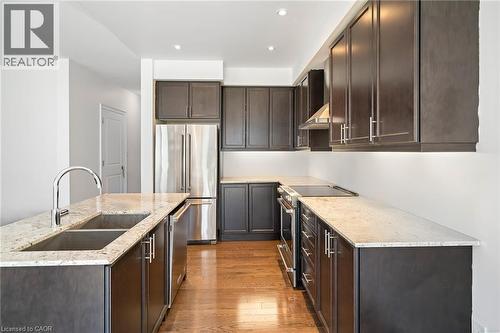 7 Windsor Circle, Niagara-On-The-Lake, ON - Indoor Photo Showing Kitchen With Double Sink With Upgraded Kitchen