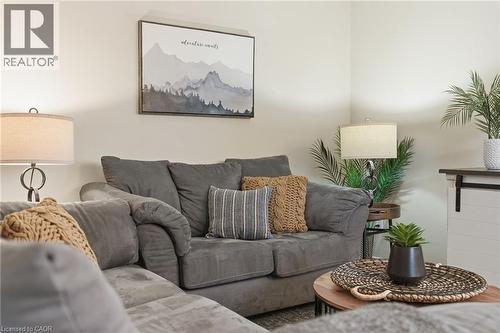 38 Golden Orchard Drive, Hamilton, ON - Indoor Photo Showing Living Room