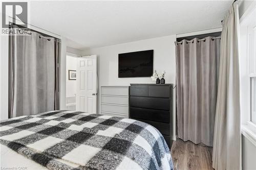 38 Golden Orchard Drive, Hamilton, ON - Indoor Photo Showing Bedroom