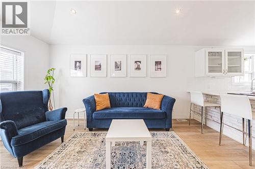 258 West 19Th Street, Hamilton, ON - Indoor Photo Showing Living Room