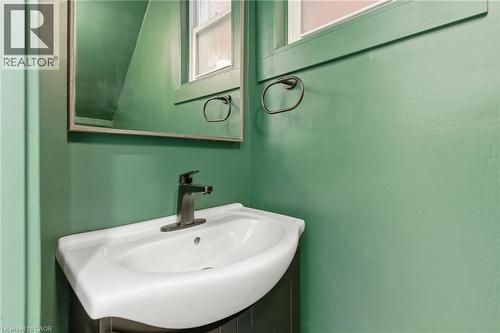 273 Robert Street, Hamilton, ON - Indoor Photo Showing Bathroom