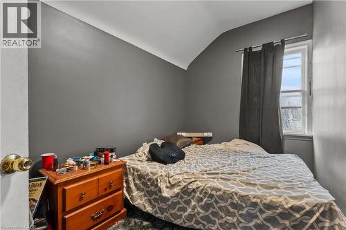 Bedroom featuring lofted ceiling - 246 Mary Street, Hamilton, ON 