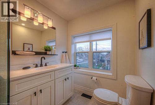 30 Dunbar Road S, Waterloo, ON - Indoor Photo Showing Bathroom