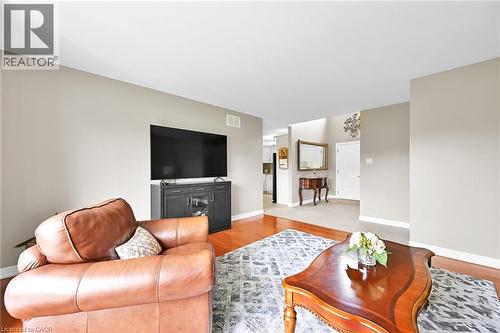 390 Mountain Road, Grimsby, ON - Indoor Photo Showing Living Room