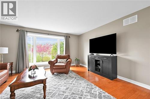 390 Mountain Road, Grimsby, ON - Indoor Photo Showing Living Room