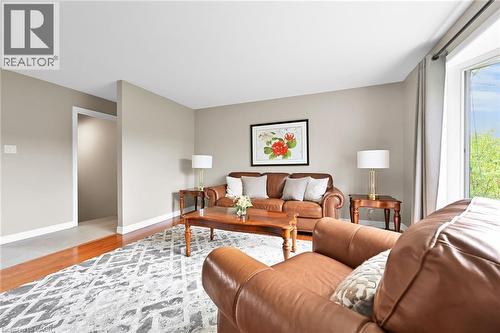 390 Mountain Road, Grimsby, ON - Indoor Photo Showing Living Room