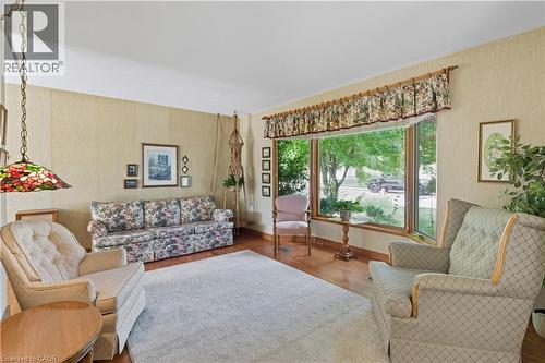 33 Goldfinch Road, Hamilton, ON - Indoor Photo Showing Living Room