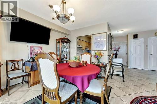 9 Bonheur Court Unit# 902, Brantford, ON - Indoor Photo Showing Dining Room