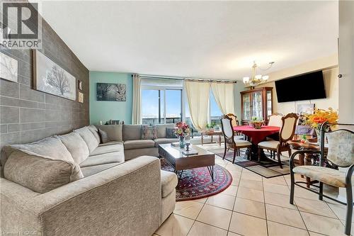 9 Bonheur Court Unit# 902, Brantford, ON - Indoor Photo Showing Living Room
