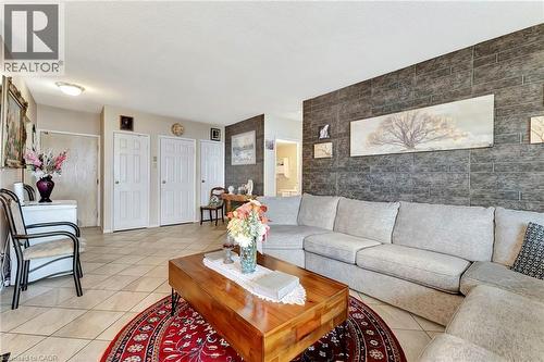 9 Bonheur Court Unit# 902, Brantford, ON - Indoor Photo Showing Living Room