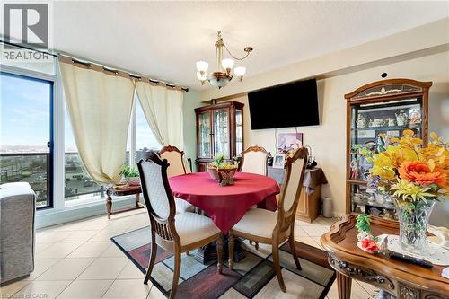 9 Bonheur Court Unit# 902, Brantford, ON - Indoor Photo Showing Dining Room