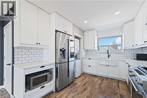 90 Rainbow Drive, Hamilton, ON - Indoor Photo Showing Kitchen With Upgraded Kitchen