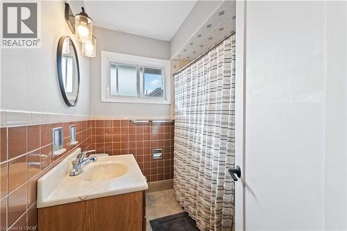 90 Rainbow Drive, Hamilton, ON - Indoor Photo Showing Bathroom