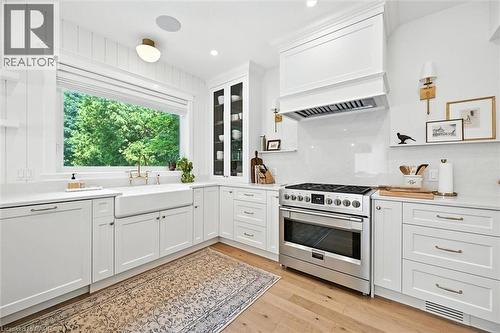 112 Chedoke Avenue, Hamilton, ON - Indoor Photo Showing Kitchen With Upgraded Kitchen