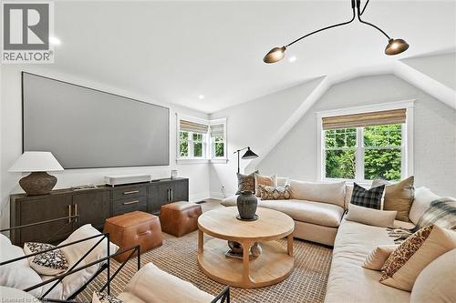 112 Chedoke Avenue, Hamilton, ON - Indoor Photo Showing Living Room