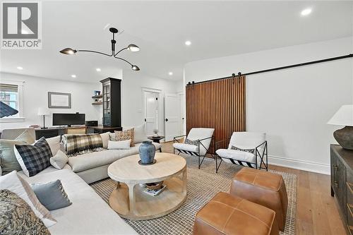 112 Chedoke Avenue, Hamilton, ON - Indoor Photo Showing Living Room