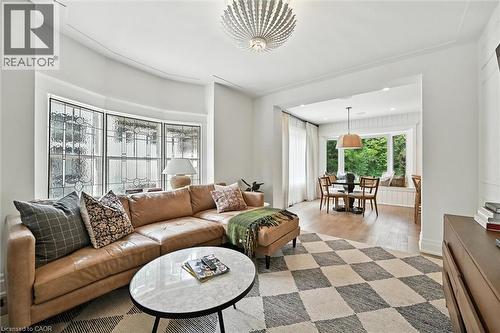 112 Chedoke Avenue, Hamilton, ON - Indoor Photo Showing Living Room