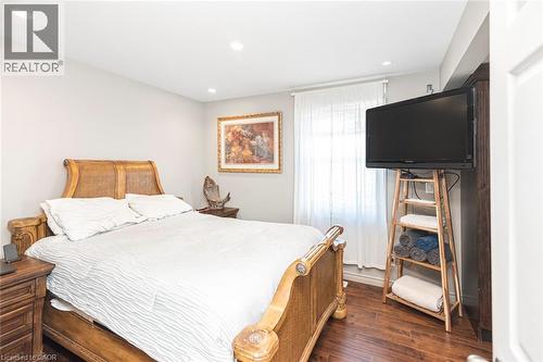 Main floor primary bedroom with laminate flooring - 199 Kimberly Drive, Hamilton, ON - Indoor Photo Showing Bedroom