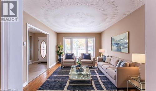 162 Solomon Crescent, Hamilton, ON - Indoor Photo Showing Living Room