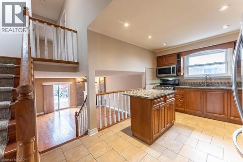 162 Solomon Crescent, Hamilton, ON - Indoor Photo Showing Kitchen