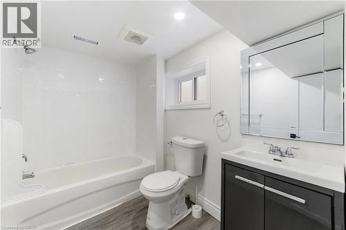 27 Melrose Avenue S, Hamilton, ON - Indoor Photo Showing Bathroom